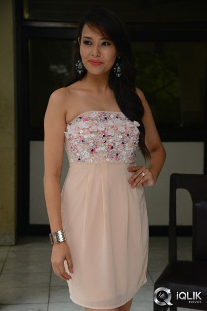 Sagarika-At-Friend-Request-Trailer-Launch